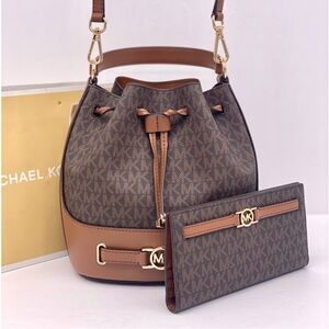 Michael Kors Reed
Medium Belted Bucket
Messenger Crossbody
Handbag And Wallet